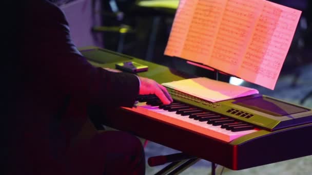 Πιανίστας που παίζει συνθεσάιζερ στη σκηνή — Αρχείο Βίντεο