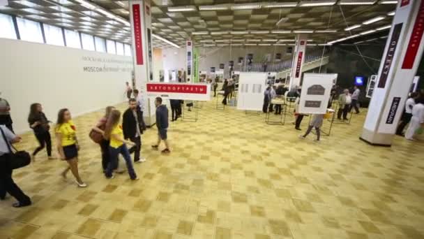 Mensen communiceren op International Exhibition — Stockvideo