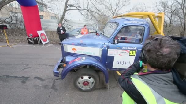 Truck van Estse team begint rit — Stockvideo