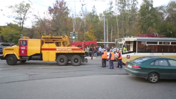 Эвакуация сломанного трамвая — стоковое видео