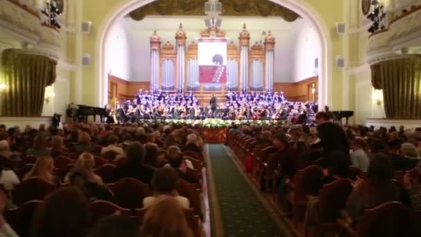 观众掌声在莫斯科柴可夫斯基音乐学院 — 图库视频影像