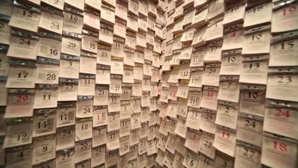 大量的墙上的日历 — 图库视频影像