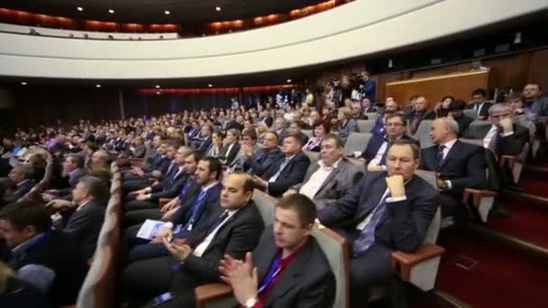 Les auditeurs assis applaudissent le haut-parleur — Video