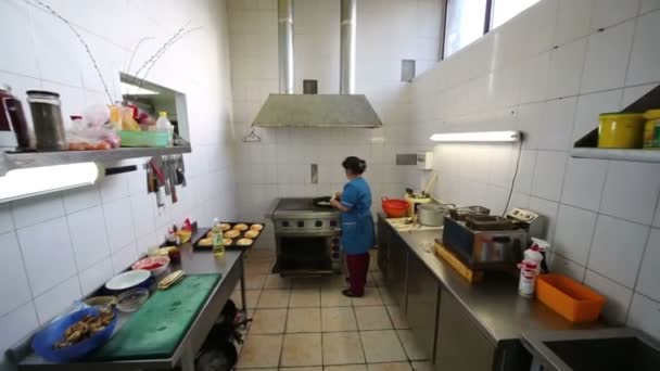 Worker at kitchen of restaurant Pomestie — Stock Video