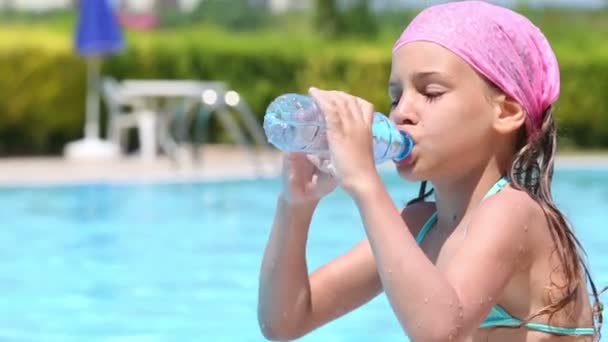 Lilla flickan dricka vatten — Stockvideo