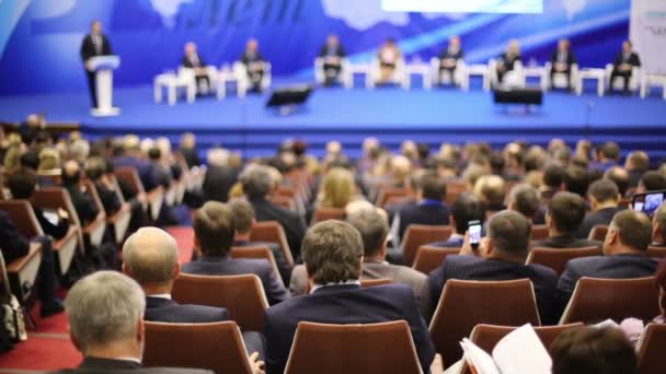 Zuhörer sitzen im großen Saal — Stockvideo