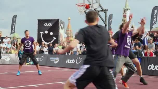 Sportsmen play basketball — Stock Video