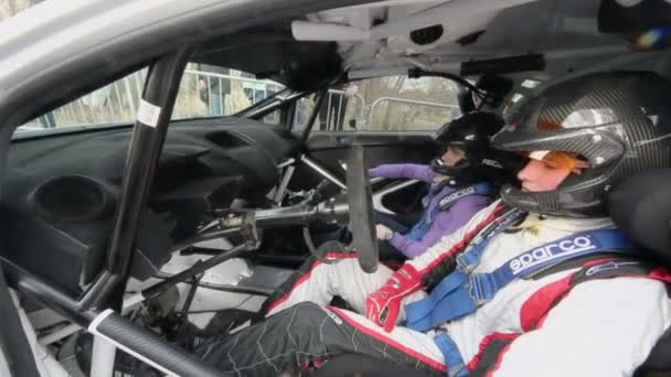 Tripulación en overoles sentarse en coche deportivo — Vídeos de Stock