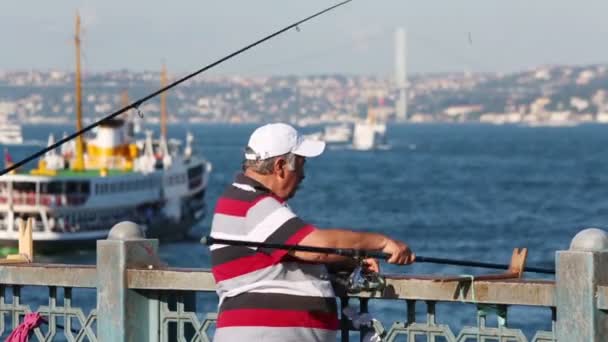 Pêcheur sur le pont Galata à Istanbul, Turquie — Video