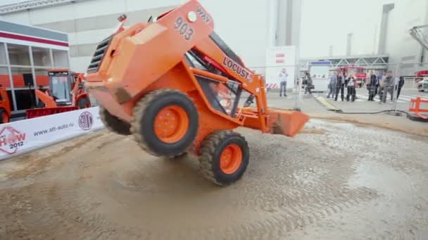 Tours de chargeuse à sauterelles avec sable — Video