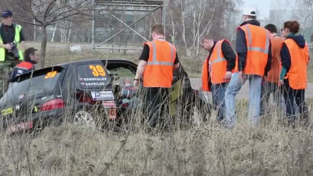 Journalisten en militairen in de buurt van gebroken auto — Stockvideo