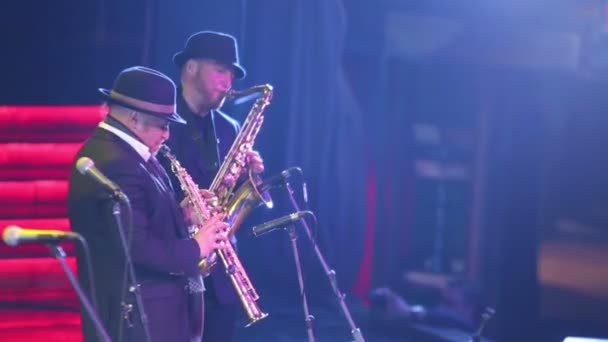 Dmitry Brill con Alexander Brill toca el saxo — Vídeo de stock