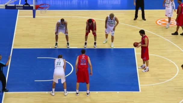 Olympiakos ve Lokomotiv Kuban basketbol oynamak — Stok video