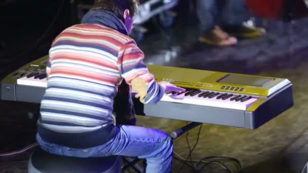 Виртуозный пианист играет на синтезаторе — стоковое видео