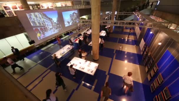 Gente en sala en la Exposición Internacional — Vídeo de stock