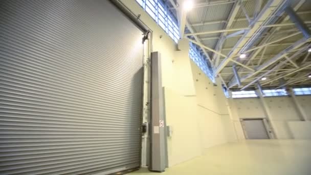 Grande hangar com portão de rolo — Vídeo de Stock