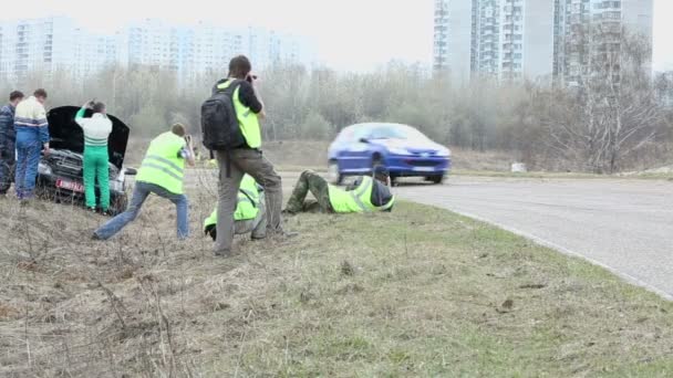 Paseos en coche cerca del grupo de fotógrafos — Vídeo de stock