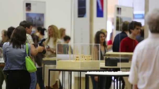 Personnes près de stand avec objet d'art à l'exposition — Video