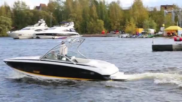 Elegante barco a motor flotar en el río — Vídeo de stock