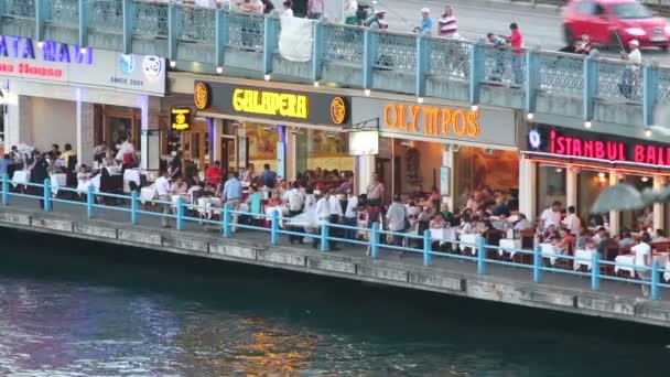 Restaurants auf der Galata-Brücke in Istanbul, Türkei. — Stockvideo