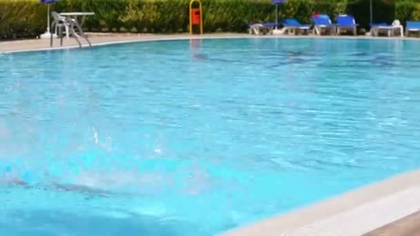 Niño se zambulle en la piscina — Vídeo de stock