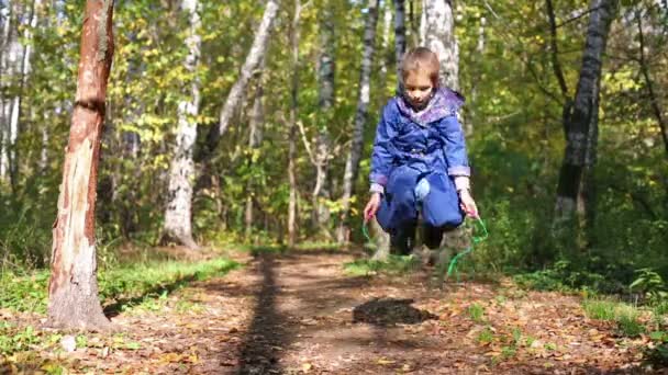 Little jumping rope in forest — Stock Video