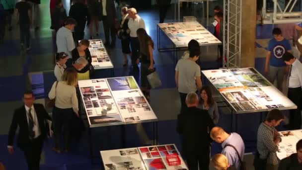Gente mirando fotos en la Exposición Internacional — Vídeo de stock
