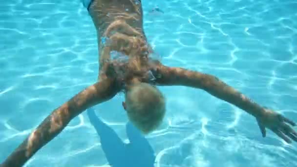 Tiener jongen zweeft onder water — Stockvideo