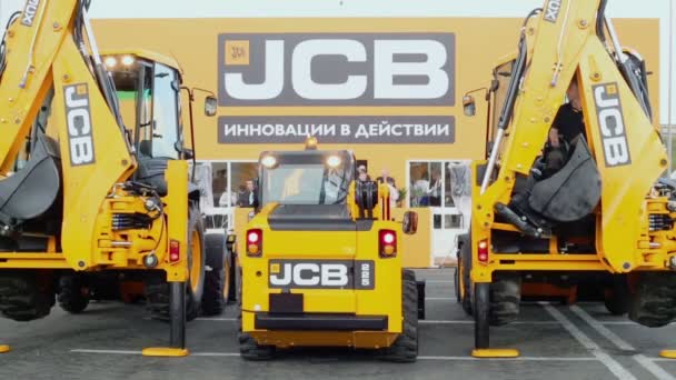 Dos excavadoras JCB se levantan — Vídeos de Stock