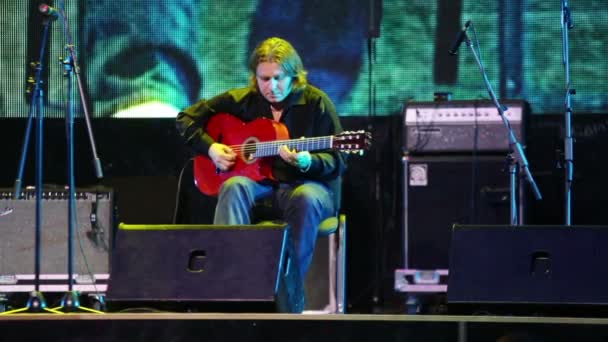 Roman Miroshnichenko toca la guitarra — Vídeos de Stock