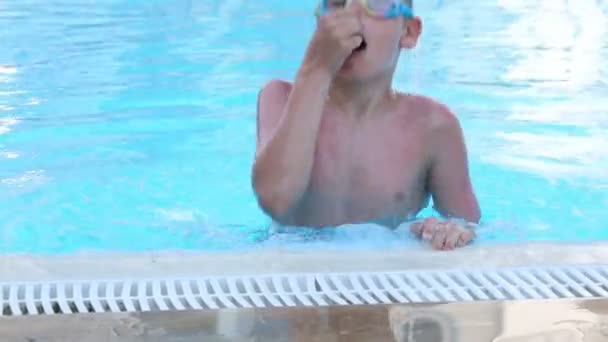 Boy in swimming glasses dives — Stock Video