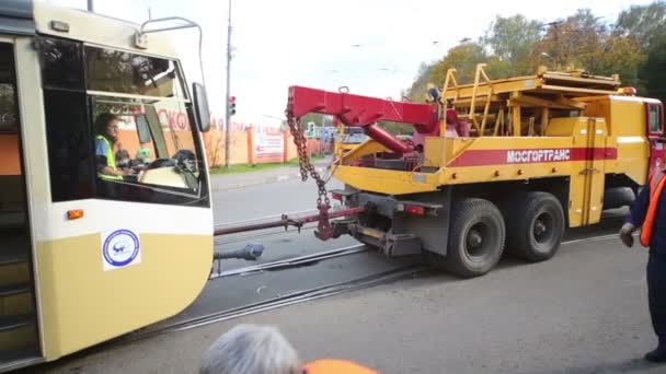Araba çekme kırık tramvay kesiyor — Stok video