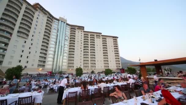 Party v Goldcity hotel v Alanya, Turecko. — Stock video