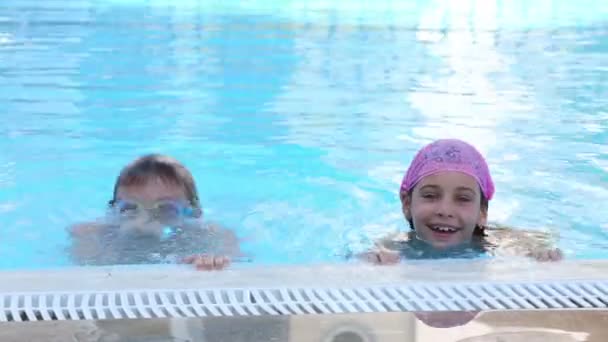 Hermano y hermana en la piscina de buceo — Vídeo de stock