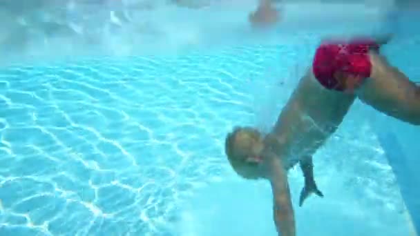 Petit garçon plonge dans la piscine — Video