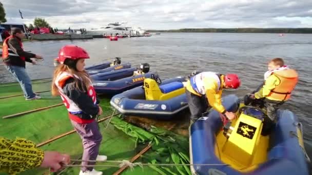 Çocuk yarışları yarış Powerboat Fuarı'nda — Stok video