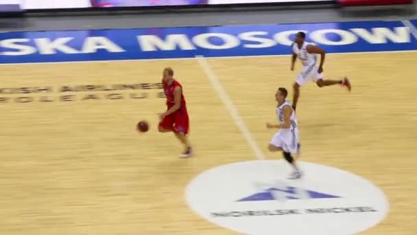 Olympiakos en Lokomotiv-Kuban spelen basketbal — Stockvideo