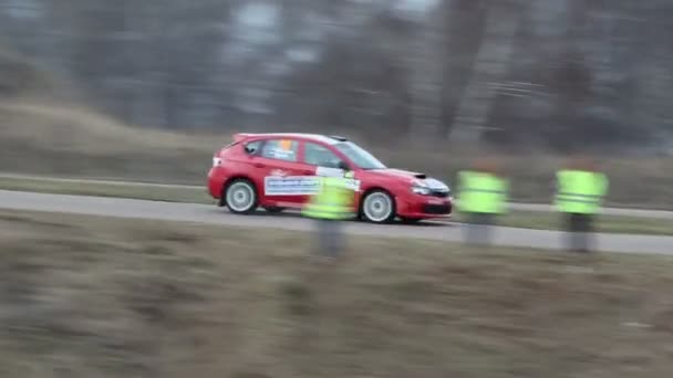 Rode raceauto rijdt over de weg — Stockvideo