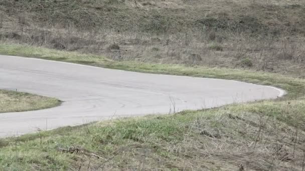 Balades en voiture de course blanche sur route — Video