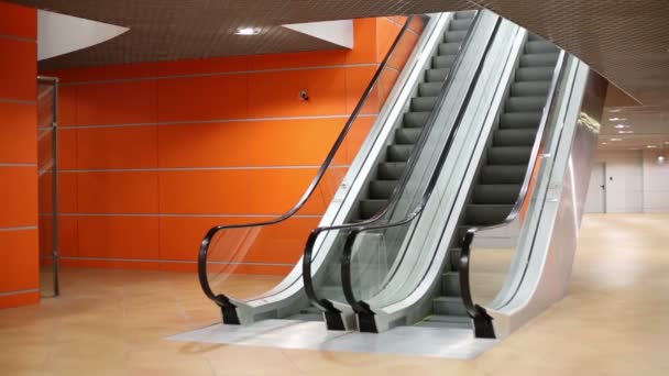 Salón grande moderno vacío con escaleras mecánicas — Vídeo de stock