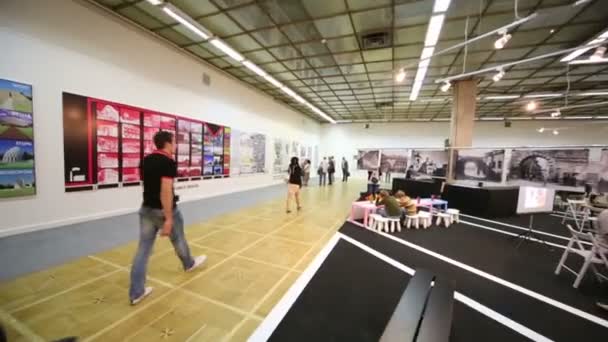Mensen rusten in hall in International Exhibition — Stockvideo