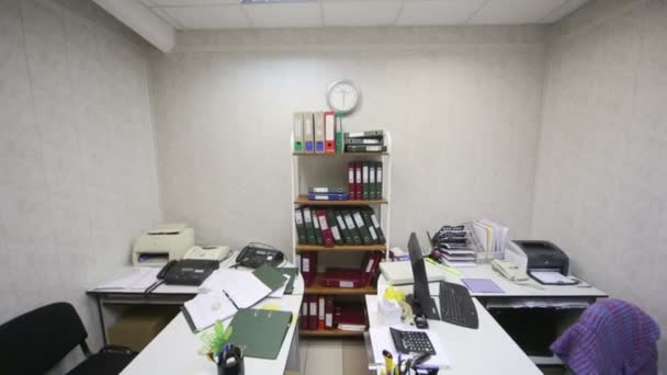 Büroraum mit zwei Arbeitsplätzen — Stockvideo
