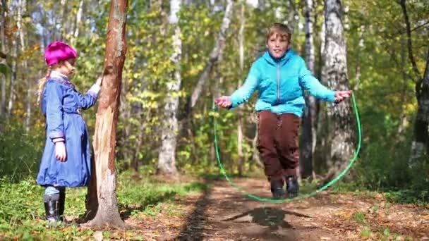 İki çocuk ormanda yürümek — Stok video