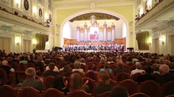 Lidé pozdrav hudebníků na galavečer — Stock video