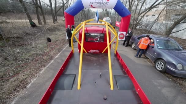 Camion de l'équipe Estonie commence à monter — Video