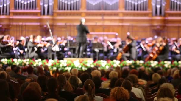 Słuchanie muzyki orkiestrowej ludzi — Wideo stockowe