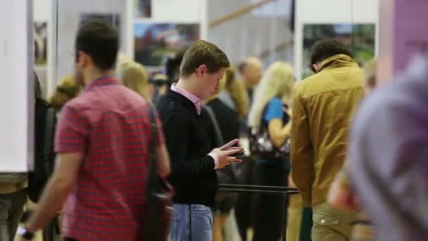 Människor i hall på världsutställningen — Stockvideo