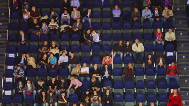 Fans on game of Olympiakos and Lokomotiv-Kuban — Stock Video