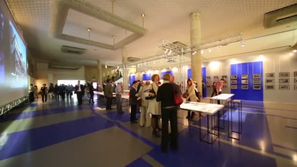 Persone in sala all'Esposizione Internazionale — Video Stock