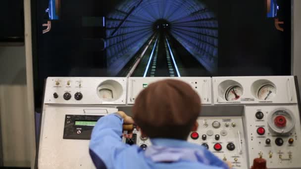 Boy  uses simulator subway car — Stock Video